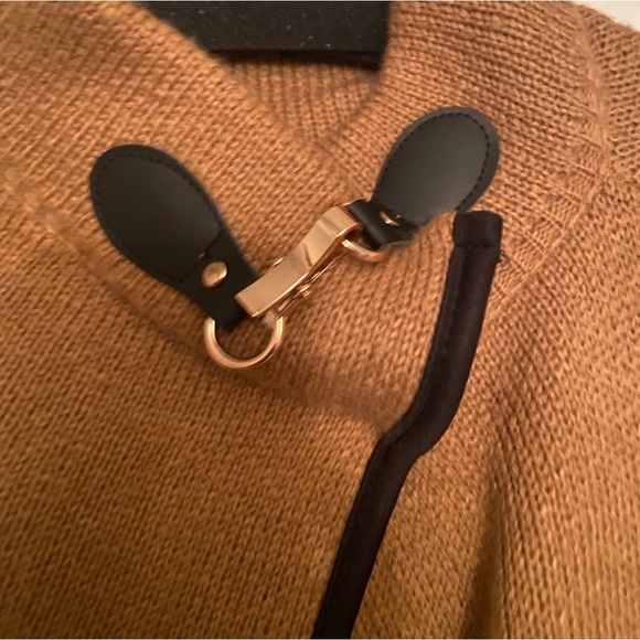 NWOT Apt 9 Ruana/Wrap with Pockets.  Tan with Black Trim. - Picture 3 of 4